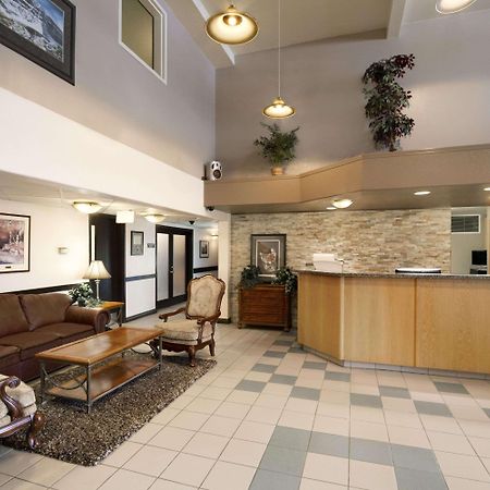 Super 8 By Wyndham Dawson Creek Hotel Екстериор снимка