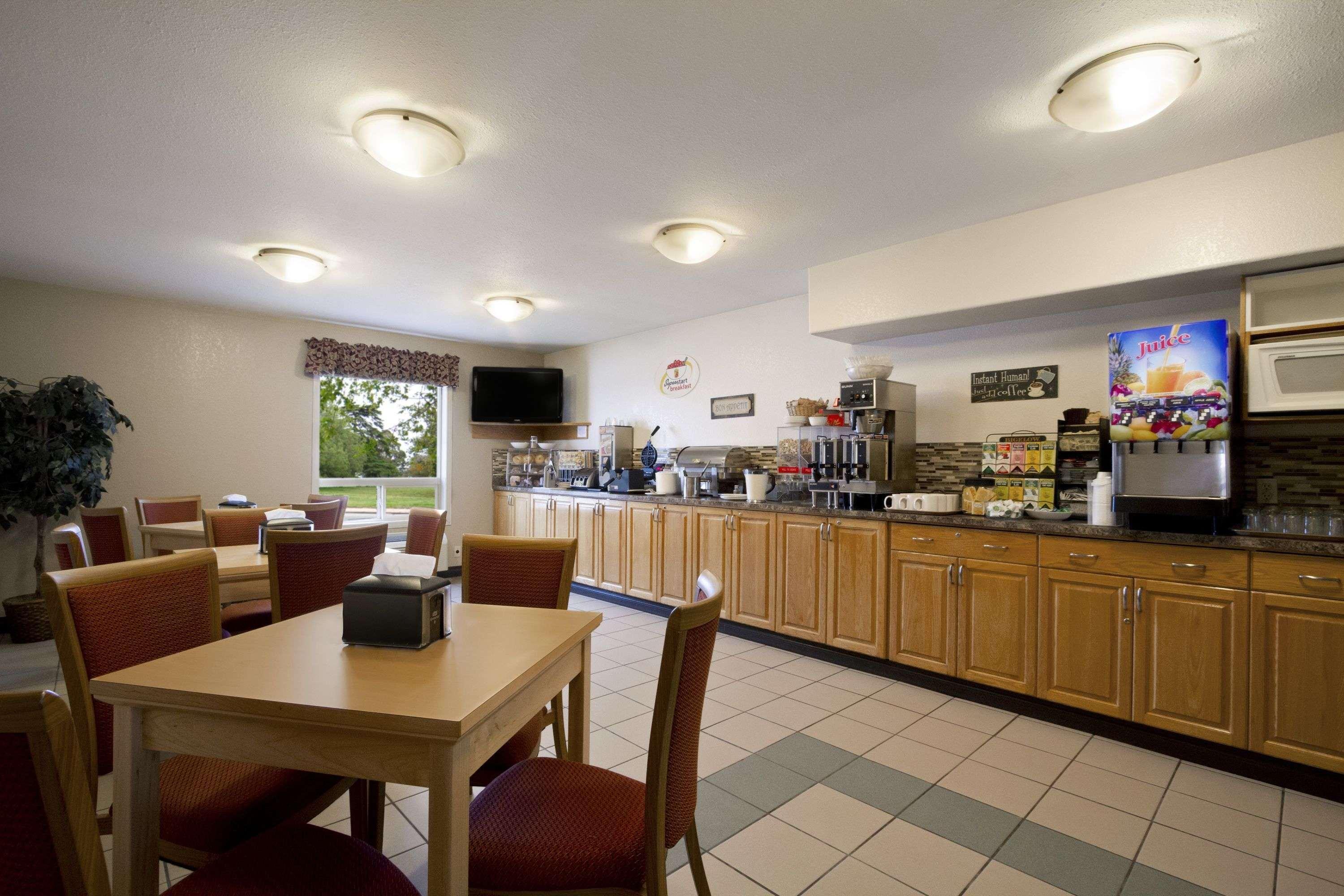 Super 8 By Wyndham Dawson Creek Hotel Екстериор снимка