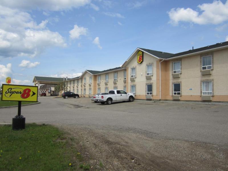 Super 8 By Wyndham Dawson Creek Hotel Екстериор снимка